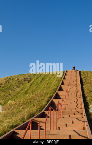 Treppe, Mönche Mound, der größten vom Menschen verursachten irdenen Hügel in den Vereinigten Staaten in Cahokia Mounds State Historic Site. Stockfoto