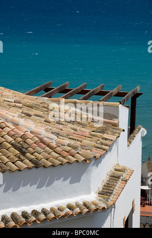 Ein Blick über die Dächer in Altea, Spanien. Stockfoto