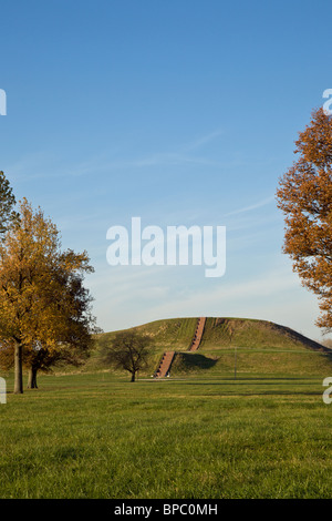 Mönche Mound, der größten vom Menschen verursachten irdenen Hügel in den Vereinigten Staaten in Cahokia Mounds State Historic Site in Illinois, USA. Stockfoto