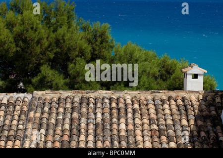 Ein Blick über die Dächer in Altea, Spanien. Stockfoto