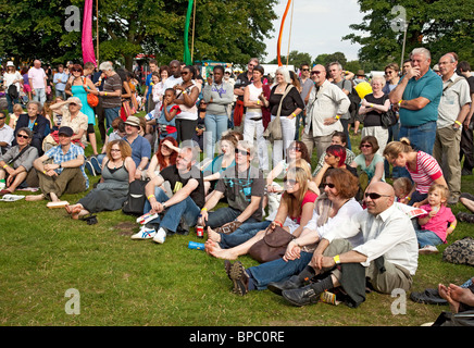 Publikum beobachten eine Musical-Aufführung in Edinburgh Mela, 2010 Stockfoto