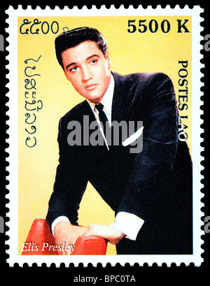 LAOS - CIRCA 2000: Eine Briefmarke gedruckt in Laos zeigt Elvis Presley, circa 2000 Stockfoto