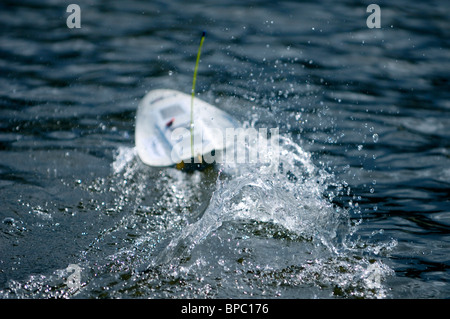 Schnell bewegenden Motorboot Modell auf einer Fernbedienung Stockfoto