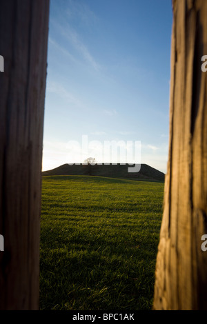 Blick durch die hölzerne Palisade in Richtung Mönche Hügel bei Sonnenuntergang, Cahokia Mounds State Historic Site, Illinois. Stockfoto