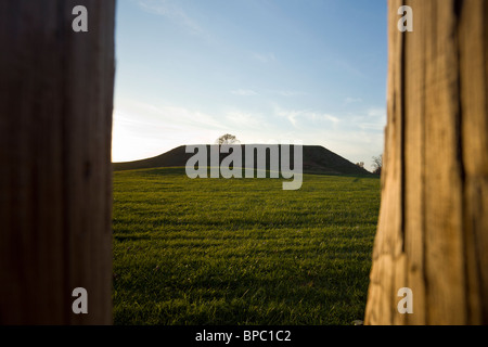 Blick durch die hölzerne Palisade in Richtung Mönche Hügel bei Sonnenuntergang, Cahokia Mounds State Historic Site, Illinois, USA. Stockfoto