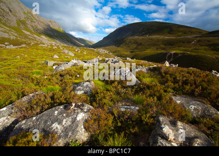 Schottland, Schottisches Hochland, Cairngorm National Park. Mit Blick auf den Lairig Ghru von den Ausläufern der taumelte Fels. Stockfoto