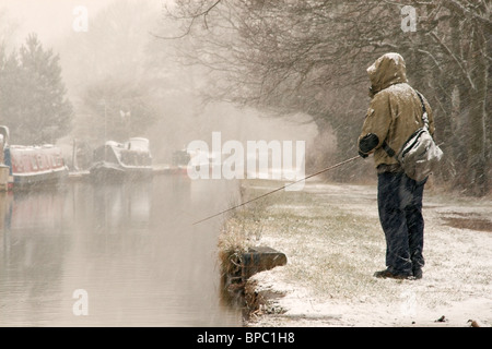 Angeln an der Coventry-Kanal im Schnee zu locken. Stockfoto