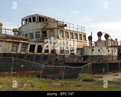 Alten Raddampfer PS Ryde gebaut, im Jahre 1936 aber jetzt aufgelegt und Rost entfernt in Binfield Marina auf der Isle Of Wight England UK Stockfoto