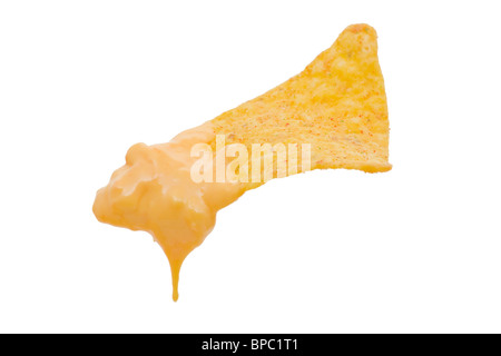 Nacho Käse Bad tropfte isoliert auf weißem Hintergrund Stockfoto