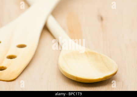 Nahaufnahme von zwei Kochlöffel auf Schneidebrett Stockfoto