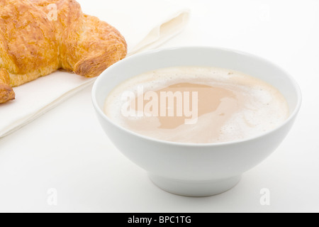 Cafe Au Lait mit Buttercroissant über weißem Hintergrund Stockfoto