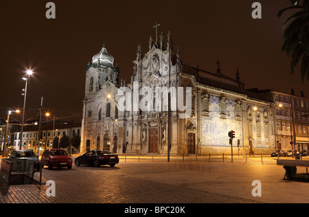 Carmo Kirche (Igreja Do Carmo) beleuchtet in der Nacht, Porto Portugal Stockfoto