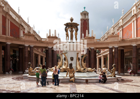 eine kunstvolle Brunnen in Barton quadratischen Shopping Centre, Manchester, Großbritannien Stockfoto