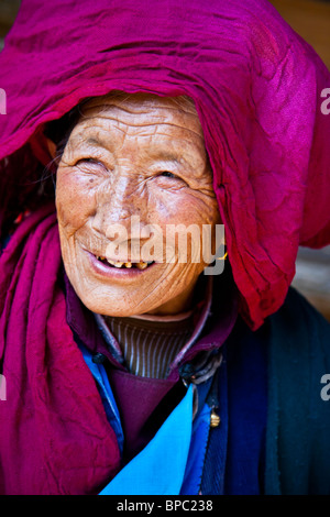 Alten ethnischen Minderheit Chinesin in Shangri-La oder Zhongdian in der Provinz Yunnan, China Stockfoto