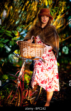 Mädchen mit dem Fahrrad in einem Jahrgang 1940-Stil Stockfoto