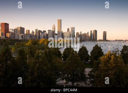 Blick auf den Sonnenuntergang von Chicago, der Yachthafen und die Segelboote im Lake Michigan von der Südseite, Blick nach Norden. Stockfoto