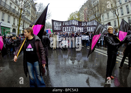 Paris, Frankreich - AIDS-Aktivistinnen marschieren freiwillige Helferinnen, protestieren auf der Straße, tragen Protestzeichen, Freiwillige in Europa, drängen junge Menschen, die gegen staatliche Sicherheitsmaßnahmen protestieren Stockfoto
