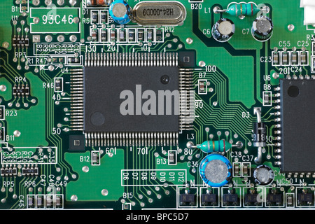 Multi Pin Mikro-Chip umgeben von elektronischen Bauteile auf einer Leiterplatte Stockfoto