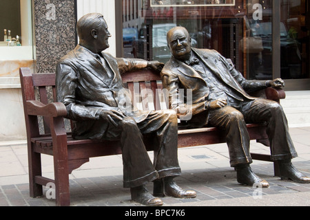 Roosevelt und Winston Churchill Statuen auf einer Bank, Bond Street, London, England, UK Stockfoto