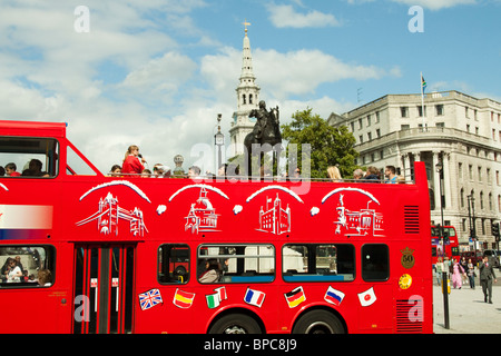 Touristen auf einem offenen Top rot London Tour Bus, London, England, UK Stockfoto