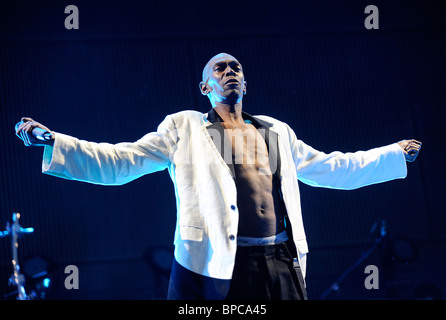 Maxi Jazz von Faithless die live beim V Festival 2010 Stockfoto