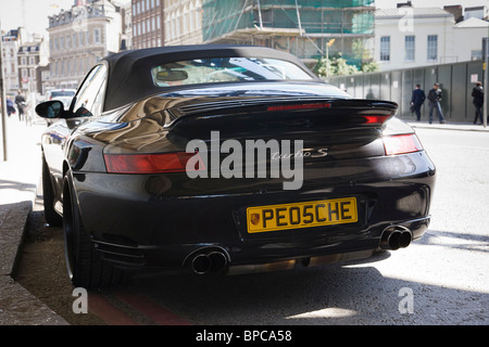 Auto mit einem personalisierten Nummernschild im Zusammenhang mit der Hersteller-Marke, London, England. Stockfoto