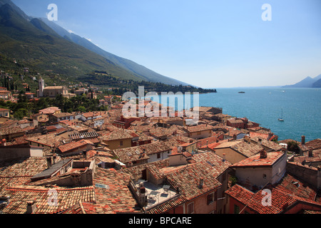 Blick über den Gardasee über die Ziegeldächer von Malcesine, Gardasee, Italien Stockfoto