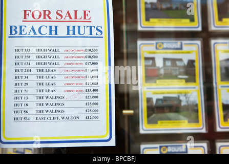 Werbung für den Verkauf von Strandhütten in Frinton am Meer Essex England Stockfoto