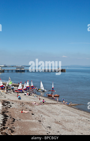 Bunte Yachten auf Penarth Strand Mid Glamorgan Wales UK Stockfoto