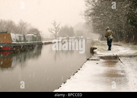 Angeln an der Coventry-Kanal im Schnee zu locken. Stockfoto