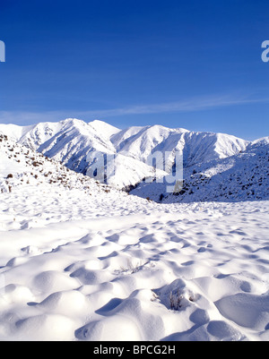 Verschneite Berglandschaft in der Nähe von Mount Hutt Skigebiet, Südalpen, Canterbury, Südinsel, Neuseeland Stockfoto