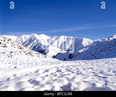 Verschneite Berglandschaft in der Nähe von Mount Hutt Skigebiet, Südalpen, Canterbury, Neuseeland Stockfoto