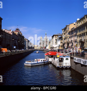 Moyka Kanal zeigt die Kirche des Erlösers auf Auferstehungskirche, Sankt Petersburg, nordwestliche Region, Russland Stockfoto