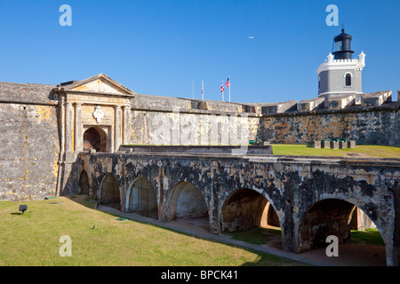 Der Vordereingang Brücke und Tür zum San Felipe del Morro Castle in San Juan, Puerto Rico, West Indies. Stockfoto