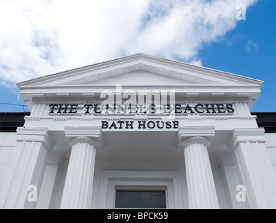 Das Badehaus direkt am Eingang zu den Tunneln Stränden in Ilfracombe North Devon Stockfoto