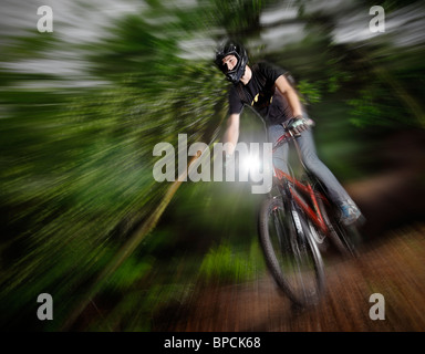 Freeride-Radfahrer mit Motion blur. Stockfoto