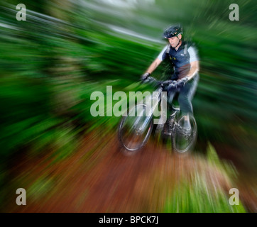 Freeride-Radfahrer mit Motion blur. Stockfoto