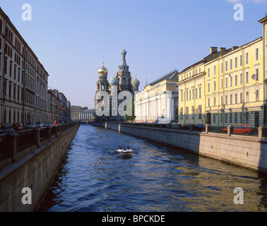 Moyka Kanal zeigt die Kirche des Erlösers auf Auferstehungskirche, Sankt Petersburg, nordwestliche Region, Russland Stockfoto