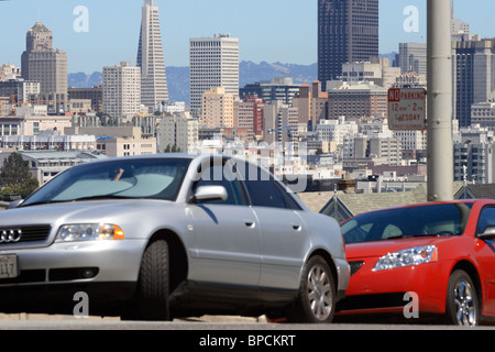 Autos parken in Alamo Square, San Francisco, USA Stockfoto