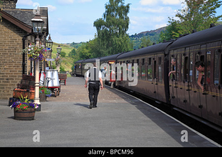 Fahrgäste im Zug Wagen an Oakworth Bahnhof, Keighley und Wert Valley Railway, West Yorkshire, England, UK. Stockfoto