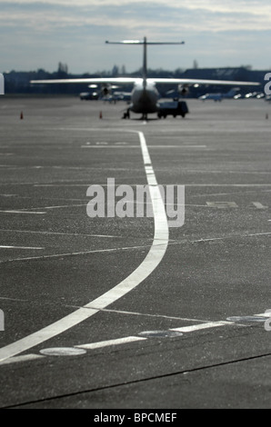 Ein Flugzeug auf der Landebahn am Flughafen Berlin-Tempelhof, Berlin, Deutschland Stockfoto