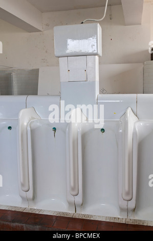 Keramische Urinale in Herren-WC, Clacton auf See Pier, Vereinigtes Königreich Stockfoto