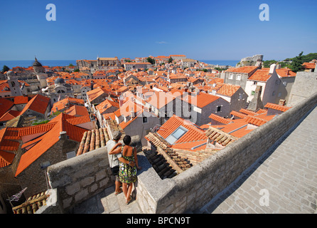 DUBROVNIK, KROATIEN. Ein junges Paar, Blick auf das historische Zentrum der Altstadt Dubrovnik von der Stadtmauer. 2010. Stockfoto