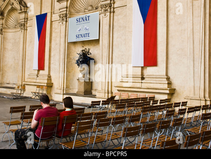 Touristen sitzen in Barock Sala Terrana (Pavillon) Wallenstein Garten Prag Tschechische Republik Europa Stockfoto