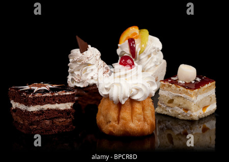 Fünf verschiedene Kuchen isoliert auf Schwarz Studio Shot Stockfoto