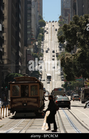 Fußgänger überqueren California Street, San Francisco, USA Stockfoto