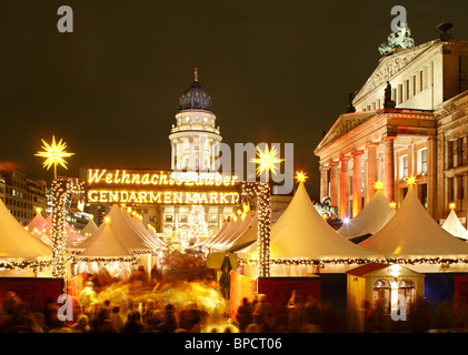 Einen Weihnachtsmarkt auf dem Gendarmenmarkt, Berlin, Deutschland Stockfoto