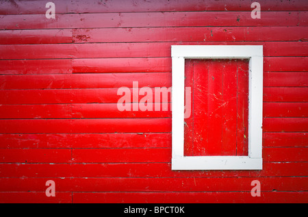 Rote Scheune Holz Abstellgleis, weiße Fensterrahmen, Hecla Dorf, Hecla Island Provincial Park, Manitoba, Kanada. Stockfoto