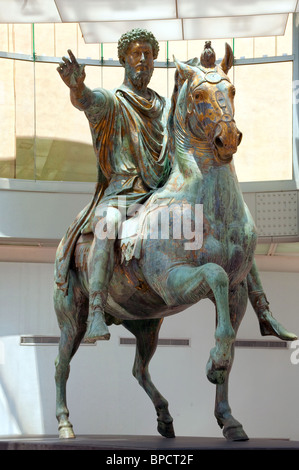 Eine große bronzene Reiterstatue zeigt einen bärtigen Mann mit lockigen Haaren, in drapierten Gewändern, der auf einem aufziehenden Pferd sitzt. Der Mann hebt seine rechte Hand mit einer Geste, während seine linke Hand in der Nähe des liegt Stockfoto