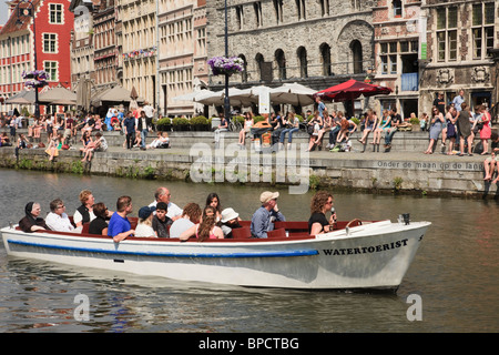 Graslei Website, Gent, Ost-Flandern, Belgien, Touristen in Sightseeing-Boote am Fluss Leie mit mittelalterlichen flämischer Zunfthäuser Stockfoto